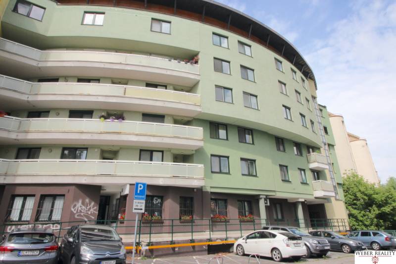 Lakóház ívelt szerkezettel, parkolóhelyekkel a bejárat előtt a Žatevná utcában, Dúbravka.