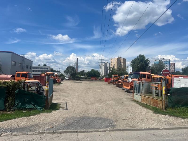 Pozemek - komerční s nákladními auty na Panónské cestě v Bratislavě - Petržalce.