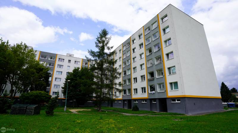 Új Dubnicában lakótelep lakóházakkal és zöldterülettel, amely alkalmas egy kétszobás lakás számára.