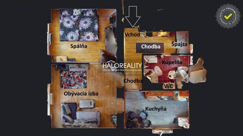 Nappali egy kétszobás lakásban kanapéval, szőnyeggel és lámpával, lakhatásra alkalmas.