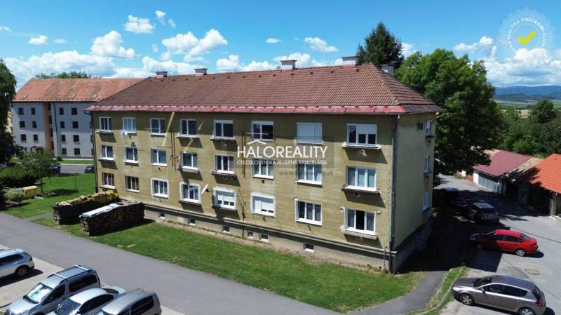 2 szobás lakás előszobája dekoratív falakkal és fogasfallal.