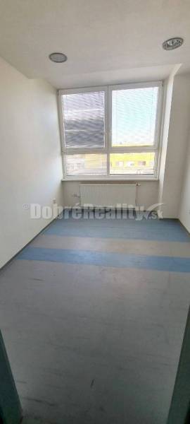 Kis iroda nagy ablakkal, redőnyökkel és radiátorral, bérlésre alkalmas.