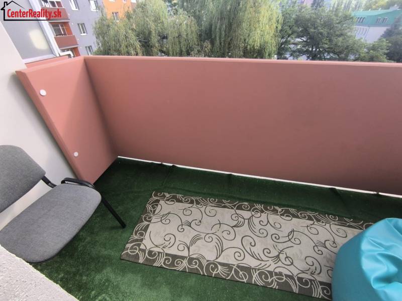 A Družstevná utcai 2 szobás lakás erkélye székekkel és szőnyeggel Partizánske városában.