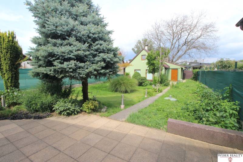 Családi ház kertje a Pozsony-Ružinovban, az Újkertek VII-ben.
