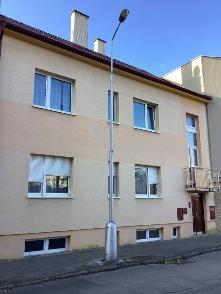 Családi ház a Kalinčiakova utcában, Pöstyénben, lámpával a járdán.