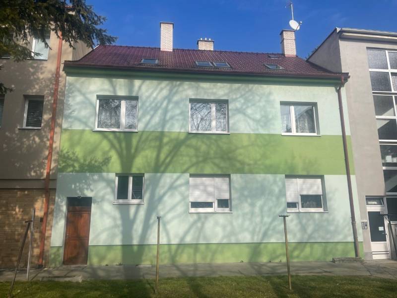Családi ház a Kalinčiak utca, Pöstyén, zöld homlokzat, fa árnyéka.