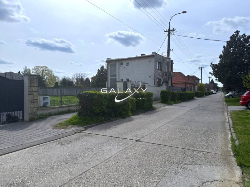 Csendes utca zöldövezettel, alkalmas telkek számára - lakóövezet Sládkovičovóban.