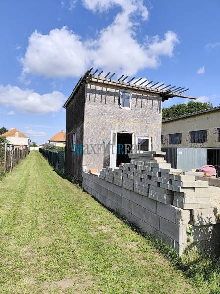 Épület Jelšovce-ban befejezetlen külső térrel, lakóterület céljára.