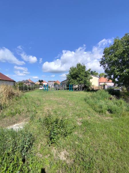 Telkek - lakóhelyek Jelsőcön, kilátással a környező házakra és a kék égre.