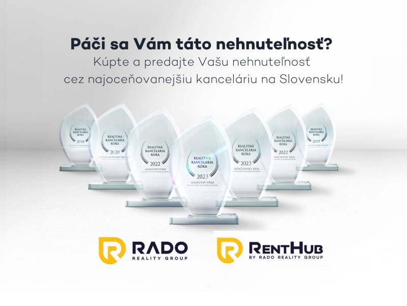 Reklám egy díjnyertes ingatlanirodára üveg trófeákkal és RADO group logókkal.