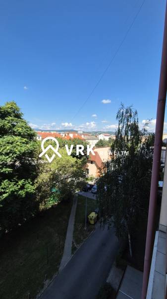 Kilátás egy kétszobás lakásból a Južná Triedán, Kassa - Juh városrész.