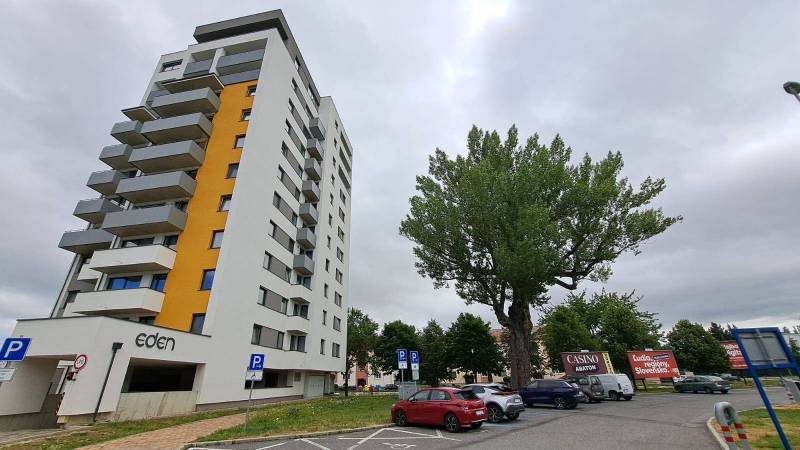 Magas lakóépület és parkoló a Štefánikova utcán, Poprádon.