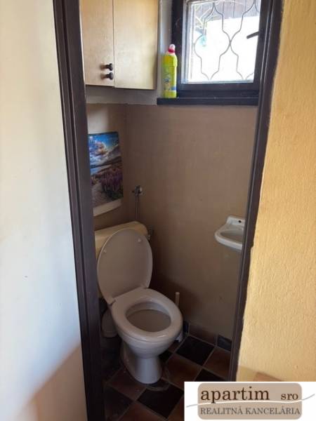 WC mosdóval a belső térben a telkeknél - lakóhely.