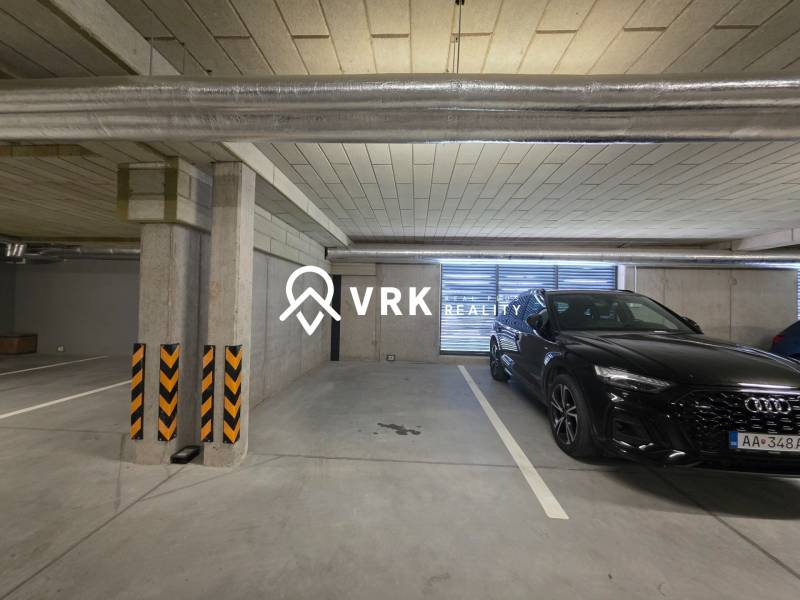 Földalatti garázs parkolóhellyel és autóval Kassán, a Cédrus utcában.