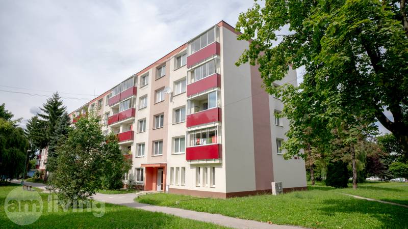 Lakóház piros erkélyekkel az Új Dubnica-i Duklai Hősök terén.