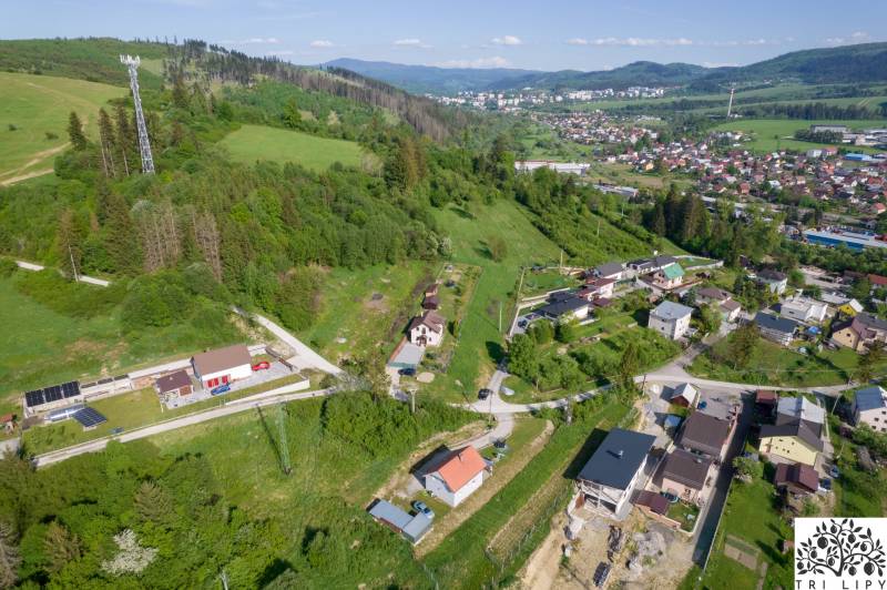 A légi felvétel a Raková községben található kiterjedt lakóterületeket mutatja.