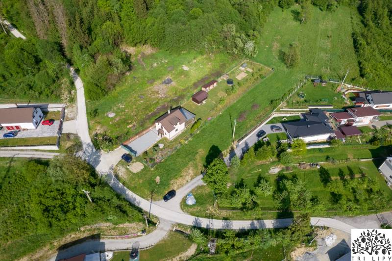 Légi felvétel Raková város lakóterületeiről, amelyeket zöldterületek és utak vesznek körül.