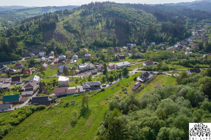 Légi felvétel a rakovszki lakóterületekről, amelyeket zöld területek és dombok vesznek körül.