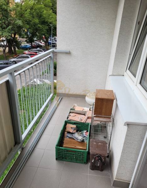 A háromszobás lakás erkélye kilátással a parkolóra és a Mesačná utcára Pozsony-Ružinovban.