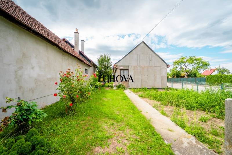 Pavla Koyša utcai családi ház Ladcoban udvarokkal és virágokkal.
