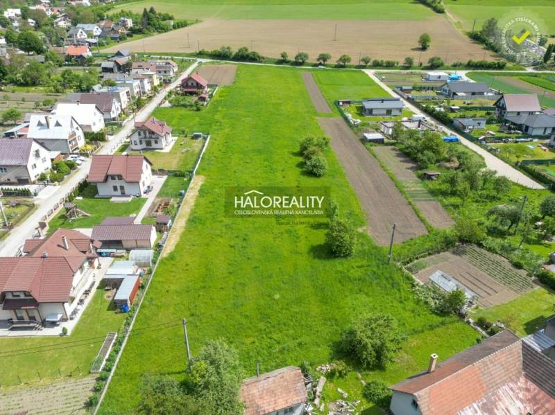 Légi felvétel az Udičában található lakóterületekről, amelyeket családi házak és kertek vesznek körül.