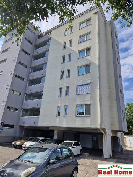 Lakóház a Vrakunska úton, Pozsony-Ružinov, parkolóval az épület előtt.