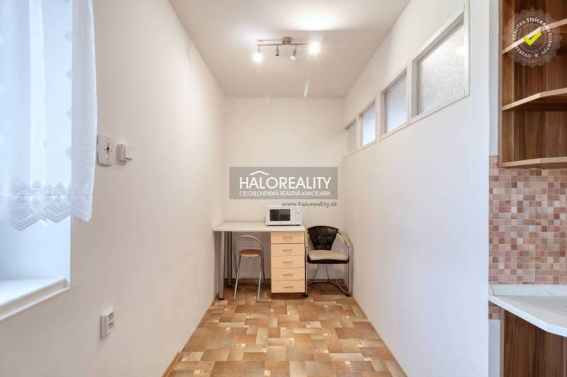Hangulatos hely mikrohullámú sütővel és ablakkal egy háromszobás lakásban.