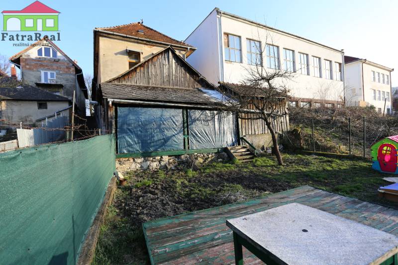 Az A. Hlinka tér utcáján egy régi családi ház, udvar és kerítés látható.