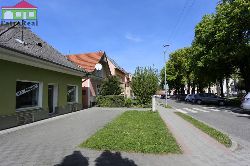 A Hlinka tér utcában, családi ház, körülötte autók és fák.
