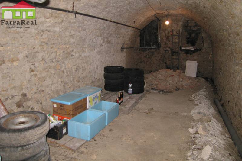 Gumiabroncs- és ládabolt, az A. Hlinka tér utcáján, egy családi ház mellett.
