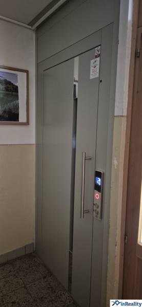 Belépés a liftbe egy háromszobás lakásban, a vezérlőpanel részleteivel.