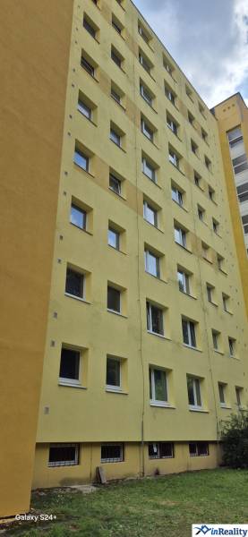 Sárga panelház Besztercebányán, a Moszkva utcában, egy 3 szobás lakásnál.