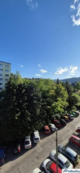 Parkoló és zöldterület a Besztercebányai Moszkva utcánál, egy 3 szobás lakás mellett.