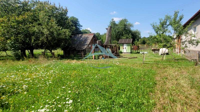 Vidéki ház zölddel körülvéve, földúttal az A.H. Škultétyho utcában.