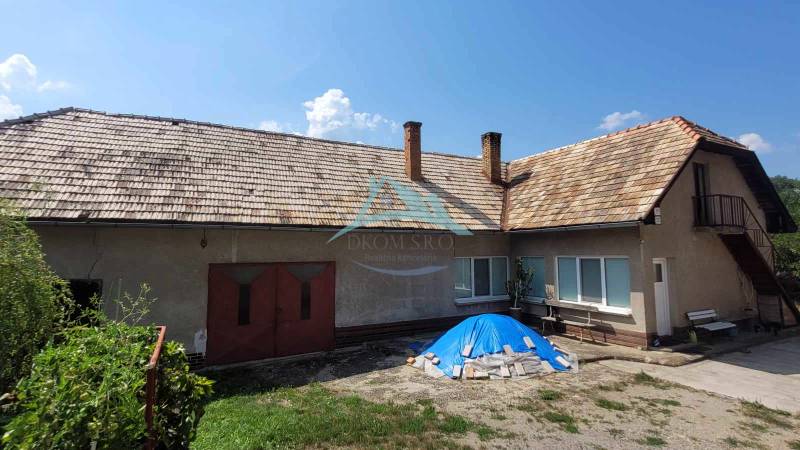 Öregebb ház fa tetővel az A.H. Škultétyho utcában, Telkek - lakóhely, természet.