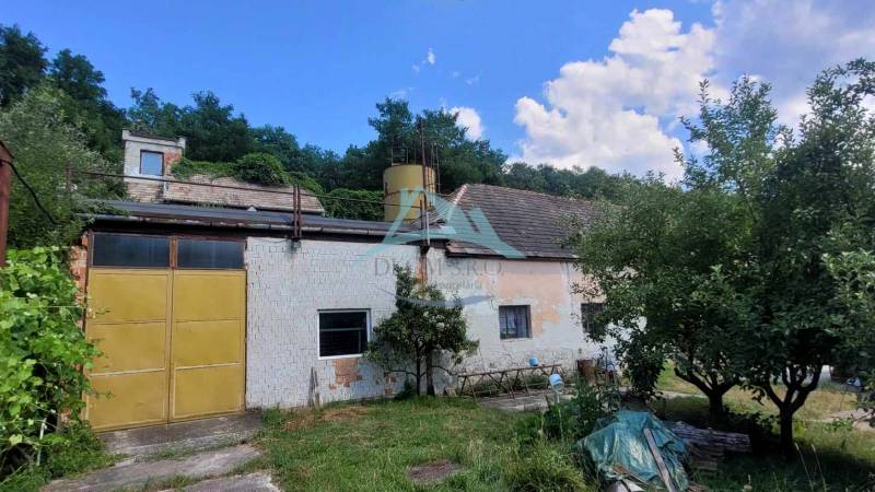 A.H. Škultétyho utcában egy idősebb ház és kert látható. Telkek - lakóterület.