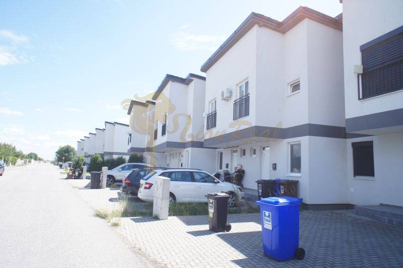 Sorházak a Miloslavov-i Platanová utcában, parkolóhelyekkel a házak előtt.