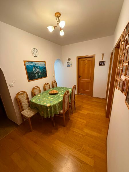 Étkező sarok fa dekorációs padlóval egy háromszobás lakásban.