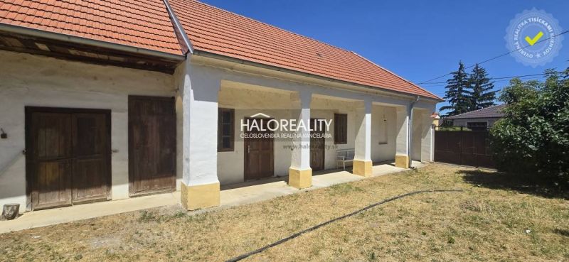 Családi ház Váhovcén udvari ülőhellyel és ferde tetővel.