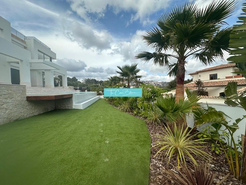 Villa Benisse füves kerttel, pálmafákkal és modern hangulattal.