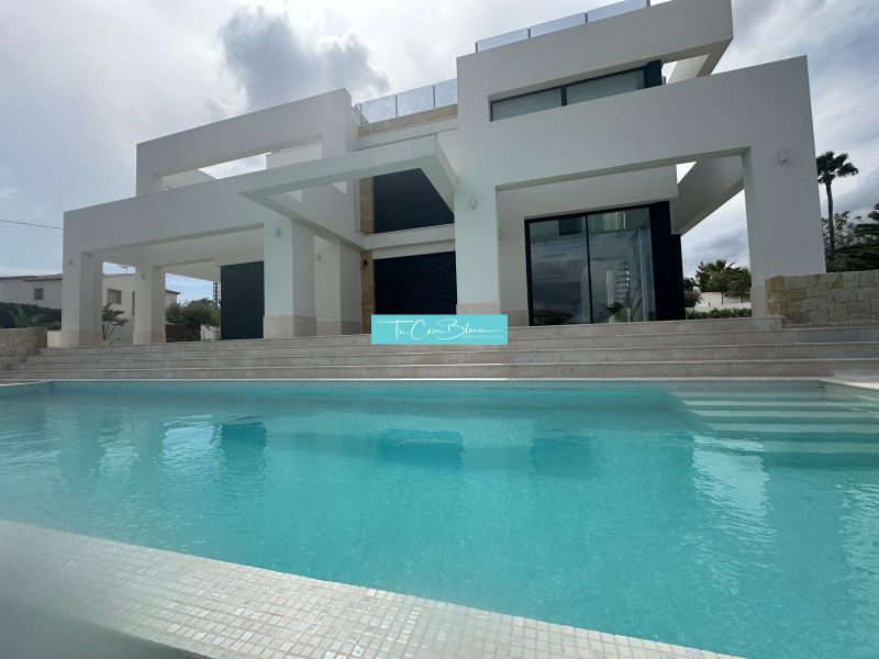 Villa Benisse saját medencével és modern építészettel.