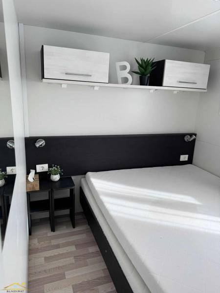 Minimalista háló szekrényekkel és fa dekorációjú padlóval különleges ingatlanokban.