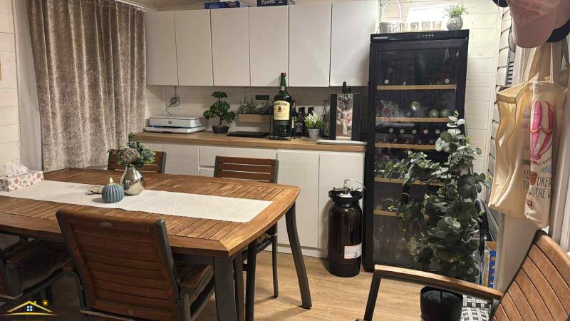 Étkező sarok borhűtővel és dekorációkkal, fa dekoros padló. Különleges ingatlanok.