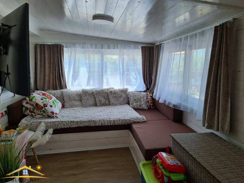 Szoba különleges ingatlanokban kényelmes ülőhellyel és fa dekorációjú padlóval.