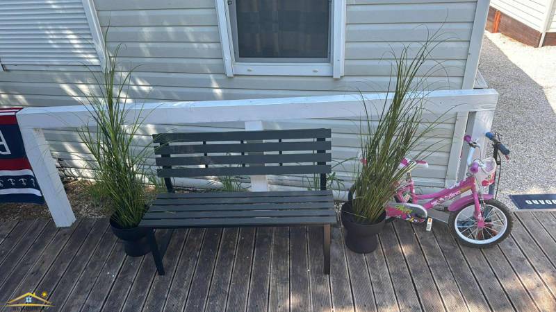 Pad, virágtartók, kerékpár fa dekorációjú padlón a Különleges ingatlanoknál.