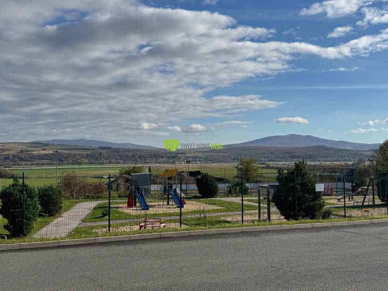 Játszótér hegyekre néző kilátással Kassán - Krásna városrész, Tokajská utca.