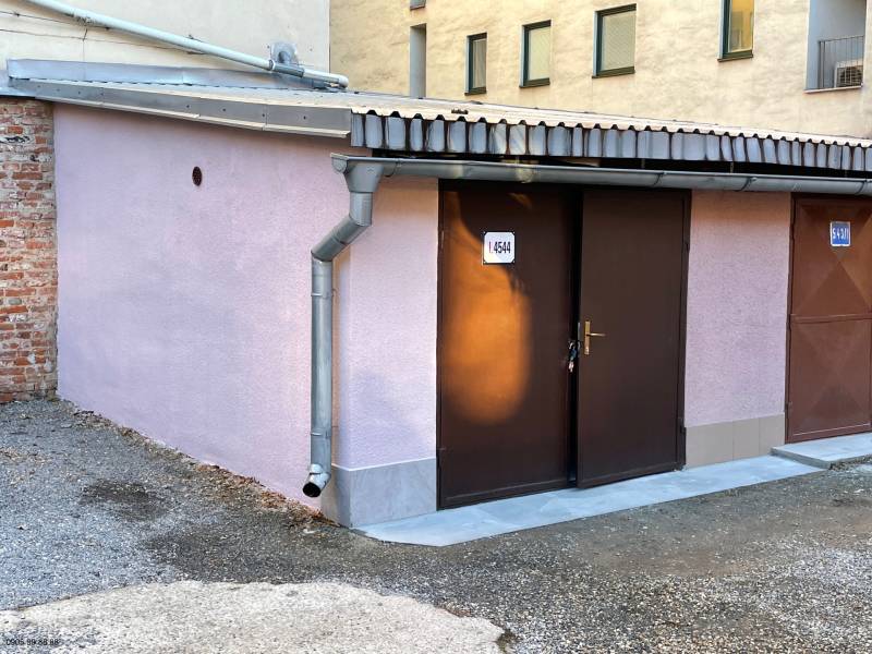 Garázsok a Mlynska utcában, Kassa - Óváros városrészén, világoslila vakolattal.