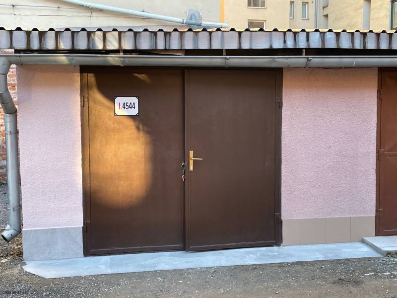 Barna garázsajtó a Mlynska utcában, Kassa Óváros városrészében.