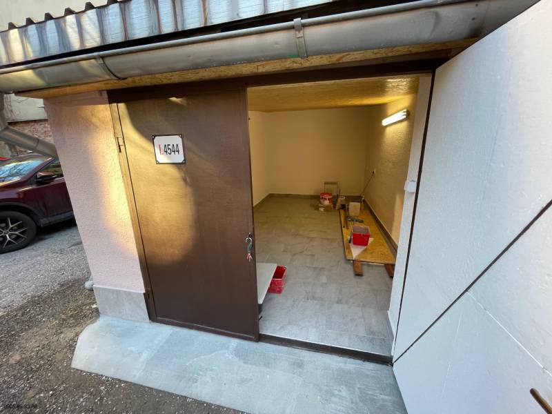 Nyitott garázs a Kassai Mlynska utcában - Óváros városrész, szerszámokkal és vödörrel.