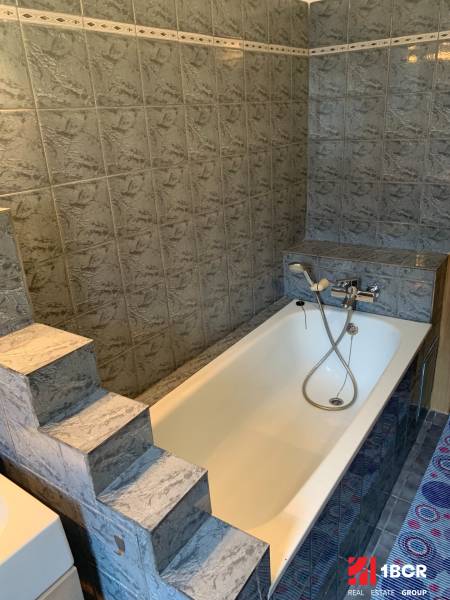 Fürdőszoba öntöttvas káddal és lépcsőkkel, tipikus kétszobás lakásban.